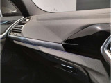 車内全体を取り巻く様なアンビエントライトを追加装備で夜のドライブにおいて上質で居心地のよい空間をつくりだすことができます。その日の気分に合わせてお好みで選択する事が可能です。