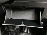 運転席足元にも収納スペースがあります。