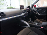 内装はシンプルに使い勝手を考え作られています。お車を運転する感覚をダイレクトに体感して頂けます。室内も広くロングドライブにも快適にお過ごしいただけます。
