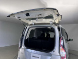 【デュアルバックドア】狭い場所でも開く事が出来、沢山乗せた荷物が崩れ落ちることなく取り出せます。