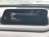 多彩なメディアに対応し、お好みの音楽を高品質で楽しめます。Bluetooth接続も可能で、ハンズフリーでの通話も快適です。