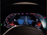 【メーターパネル】BMWライブコックピット12.3インチコントロールディスプレイはフルデジタルとなります。メーターパネル中央にマップ表示も可能となりますので視線の移動が少なくなり運転に集中する事が可能です。