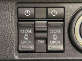 両側パワースライドドアウェルカムオープン機能 降車時にスイッチで予約しておけば、乗車時に電子カードキーを持ってクルマに近づくだけでパワースライドドアが自動でオープン♪