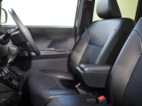 運転席にはアームレストが備わっています。