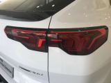 BMWのテールランプはプレスラインへと続く形状のため、統一感のある綺麗なラインを演出しております。