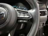 クルーズコントロール機能付きです。走行中に先行車の様子を検知しながら、設定した車速の範囲内で先行車との距離のキープを支援します。詳細は販売店スタッフまでおたずねください。