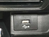 【USBソケット】前席周辺でスマートフォン、タブレット等の充電が可能となります。設置位置は運転席と助手席のどちらからも使いやすいインスト中央です♪