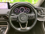 握りやすいデザインで、長距離運転でも疲れにくい設計です。操作系のスイッチも手の届きやすい位置に配置されています。快適なドライビングポジションを実現します。