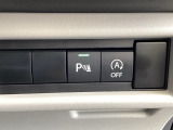 パーキングセンサーを装備しています。車両前後の障害物を検知し、音や表示で知らせてくれるため、駐車時の接触リスクを軽減します。狭い場所での取り回しも安心です。