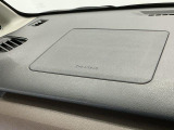 【助手席エアバッグ】SRSエアバッグとはシートベルトの働きを補助して衝突した時に乗員の衝撃を軽減するシートベルト併用式エアバッグ。前面衝突時に瞬時に膨らみ、頭部と胸部の衝撃を軽減します。