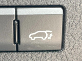 【パワーバックドア】スマートキーや運転席のボタンを押すだけでリアゲートが自動で開閉します!荷物を持っている時や、高い位置にあるバックドアを閉める際に便利な機能です♪