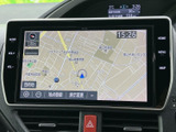 見やすい地図画面で、目的地への道順をスムーズに確認できます。渋滞情報にも対応し、最適なルートをご案内します。長距離ドライブも安心。