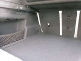 トランクは広く設計され、開口部も大きく荷物の積み下ろしがしやすい構造。フラットな床面でスーツケースや大型荷物も安定して収納でき、日常使いにも便利なスペースです。