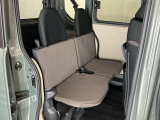 ダイブダウンできるリヤシートは簡単に荷室を広げることができます