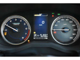 メーター中央にはカラー液晶画面が備えられ、車のインフォメーションを簡単に把握できます。