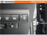 乗車人数や荷物の量などによる車の姿勢の変化に合わせて、ヘッドランプの光軸を調整することができます。