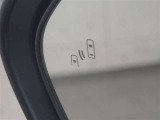 隣車線を走る車両をレーダーで検知し、ドアミラーでは確認しにくい後側方エリアに存在する車両に加え、急接近してくる車両も検知します。車両を検知するとドアミラーに搭載されたLEDインジケーターが点灯します。