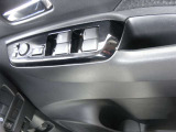 運転席側のドア内側です。ドアミラーの格納や角度調整やパワーウィンドーのスウィッチがコンパクトにまとまっています。ドリンクホルダーも付いています。