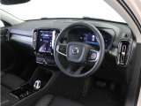 インストルメントパネルは僅かに運転席側へと傾けられているほか、余計なスイッチ類を可能な限り排し、運転に集中しやすい環境を造り出しています。