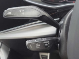 ●アダプティブクルーズコントロール『設定した速度で前方車両に追いつくと、安全な車間距離を自動で調整して前方車両を追従します。長距離ドライブでの疲労を軽減する大変重宝する機能です』