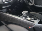 内装はシンプルに使い勝手を考え作られています。お車を運転する感覚をダイレクトに体感して頂けます。室内も広くロングドライブにも快適にお過ごしいただけます。