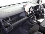 フロントベンチシートなので、運転席広々、助手席も広々!