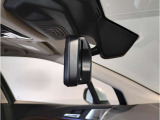 ☆BMWのルームミラーには自動防眩機能が備わっております。後続車のヘッドライトの明るさで幻惑されるのを防止☆