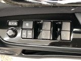パワーウィンドウのスイッチです。運転席にいながら助手席や後席の窓を開け閉めできるので、大変便利です。