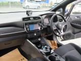 使いやすく安全な操作性と、良好な視界の運転席です。