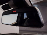 【ETC機能付防眩ミラー】BMWのルームミラーは、ETCと一体型でございます。ミラーは防眩機能付きですので、後方車両のヘッドライトの明かりをカット致します。