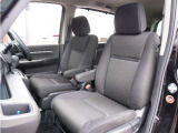 【運転席・助手席】座り心地の良い運転席・助手席です。長時間のドライブの疲れ軽減に貢献します。どうぞ快適なドライブを。