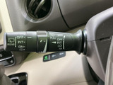 運転状況に合わせて、ワイパーの作動を簡単に調整可能。雨天時でもクリアな視界を確保し、安全運転をサポートします。