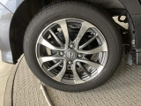 純正アルミホイールです。足元が引き立つので、車全体のイメージがアップしますよ!