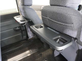 【シートバックテーブル】ちょっとした小物が置ける便利なテーブルです。