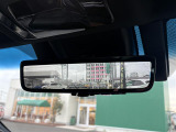 【デジタルインナーミラー】車両後方カメラの映像をルームミラーに映すことが出来ます。 そのため、後席に人や荷物があって後方が見えづらい場合でもしっかり視界を確保することが出来ます。