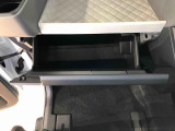 よく使うものが手を伸ばせばすぐ届く、機能面で充実した収納。