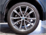 BMW純正アルミホイールです。納車時にはアルミホイールコーティングも承っております!是非ご検討下さいませ。