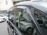 車内換気に役に立つドアバイザー。