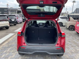 バックドアは大きく開きます。定員乗車時でも十分広いラゲッジスペースを確保しています