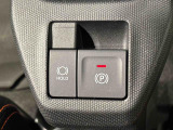 指先だけで簡単に操作が可能な電動パーキングブレーキを採用。「HOLD」スイッチを押すと、渋滞や信号待ちなどでブレーキペダルから足を離しても、ブレーキを保持するので安心です