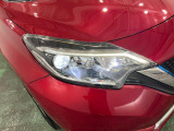 白く明るい光で夜間走行をサポートするLEDヘッドランプを搭載