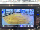 【リヤカメラ・ワイドビュー】後方を広く映し出し、左右からの接近車両や歩行者も確認しやすいビューです。