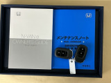 メンテナンスノート【点検整備記録簿・保証書】、取説も揃ってます。スマートキーはバッグなどにしまったままボタン操作でメイン電源のON/OFFができて便利に使えます