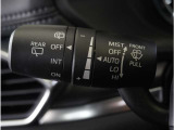 【オートワイパー機能】レバーをAUTOの位置にしているとき、レインセンサーが雨を感知すると、雨量に応じて、ワイパーが自動で作動します。