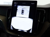 360&deg;ビューカメラは駐車枠や周囲の車両との位置関係が一目瞭然で駐車をサポートしてくれるだけでなく、車両直近の死角を減らして安全性を高める装備。ステアリング切り角に連動した進路予測線も表示されます。