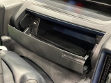 小物が収納できる運転席側インパネアッパーボックス。 ボックス内にはUSBソケットが一口。