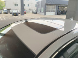 【サンルーフ】開放感のある車内空間を演出。換気にも便利で、ドライブをより快適に楽しめる装備です。