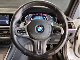 BMWのステアリングはドライバーと車体が一体感に感じれるような操作性を実現しております。また、握りやすさや操作性を向上するためにスイッチ類も配置されております。