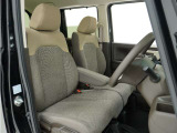 運転席と助手席は足元が繋がっているので自由に行き来しやすいので駐車場が狭いときでも助手席側からスムーズに乗り降りできて便利!