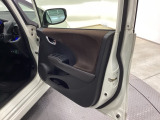 運転席ドアには便利なドアポケットを備えており、ボトルや小物の収納に役立ちます。